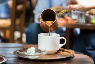 COME SI PRENDE IL CAFFE&#039; GRECO? CALDO O FREDDO, MA ASSAPORATO PIANO